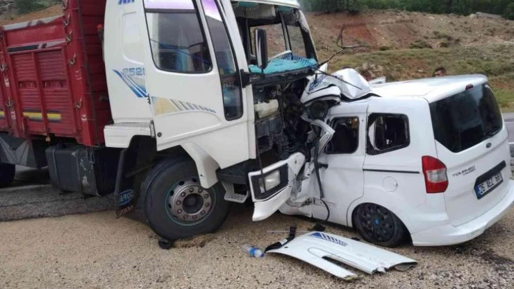 Eskişehir'de kamyon ve kamyonet çarpıştı: 1 ölü 1 yaralı
