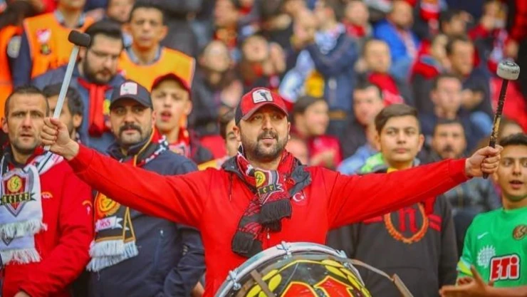 Eskişehirspor taraftarının Abdullah Avcı'ya tepkisi sürüyor