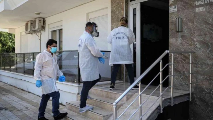 Ev sahibi kokudan şüphelendi, kiracısı evinde ölü bulundu