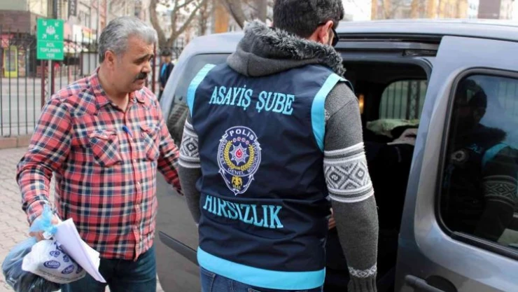 Evden ziynet eşyası çalan kadınlar yakalandı