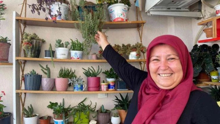 Evinin balkonuna yuva yapan kumrularla kurduğu ilişki yürekleri ısıtıyor