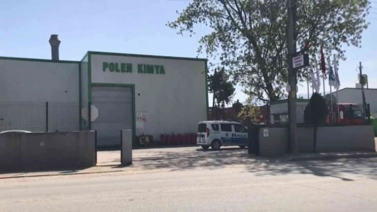 Fabrikada çalışan işçinin üzerine makine kapağı düştü