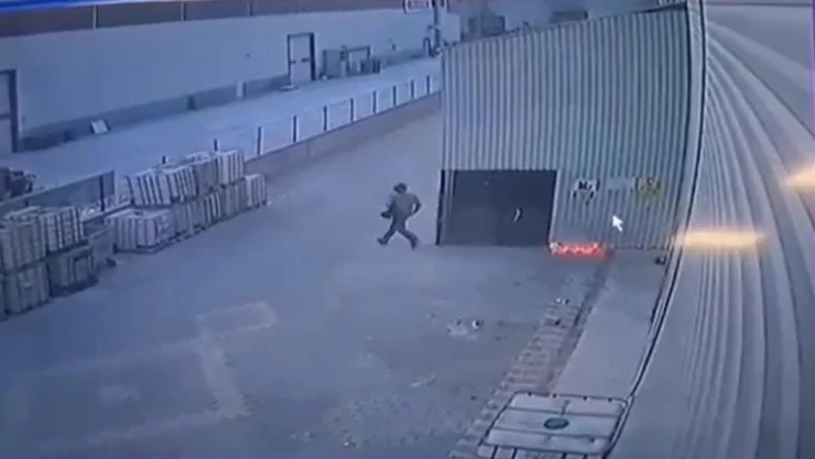 Fabrikadaki kundaklama ve patlama anı kamerada