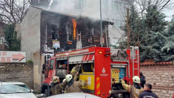 Fatih'te  2 katlı tarihi yapı alevlere teslim oldu