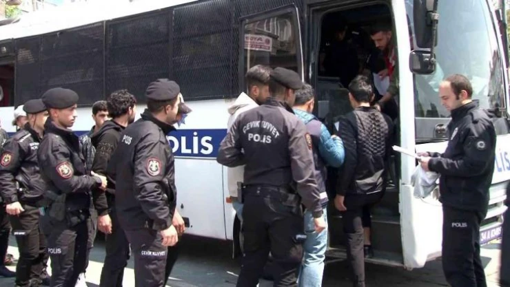 Fatih'te 250 kaçak göçmen gözaltına alındı
