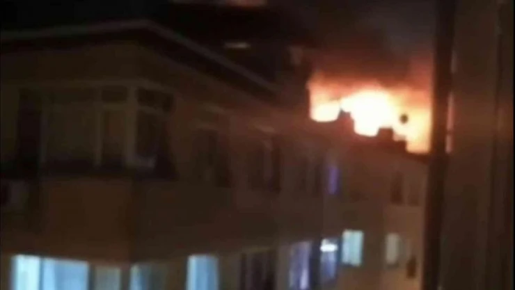 Fatih'te 4 katlı binanın çatısında korkutan yangın