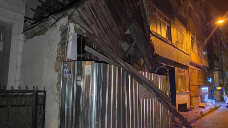 Fatih'te iki katlı ahşap bina çöktü, mahalle sakinleri korku dolu anlar yaşadı