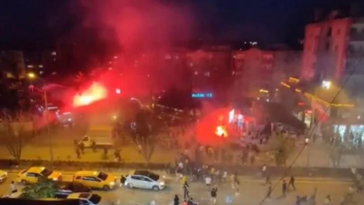 Fenerbahçe ve Galatasaray taraftarı birbirine girdi