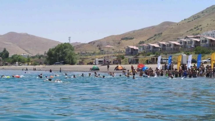 Festivalde yüzmeye devam edemeyenler kumandalı can simidiyle kurtarıldı