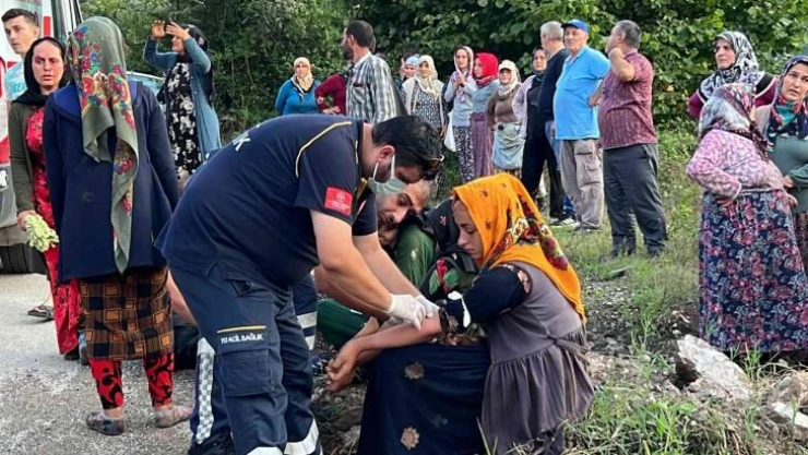 Fındık işçilerini taşıyan traktör devrildi, işçileri yola saçıldı