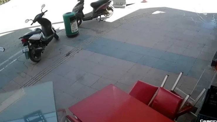 Fırtınada savrulan çiğ köfte tezgahının masaya ve motosiklete çarpma anı kamerada
