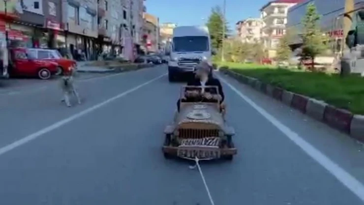 FormuLaz'a özgü tahta arabayla trafiğe çıktı