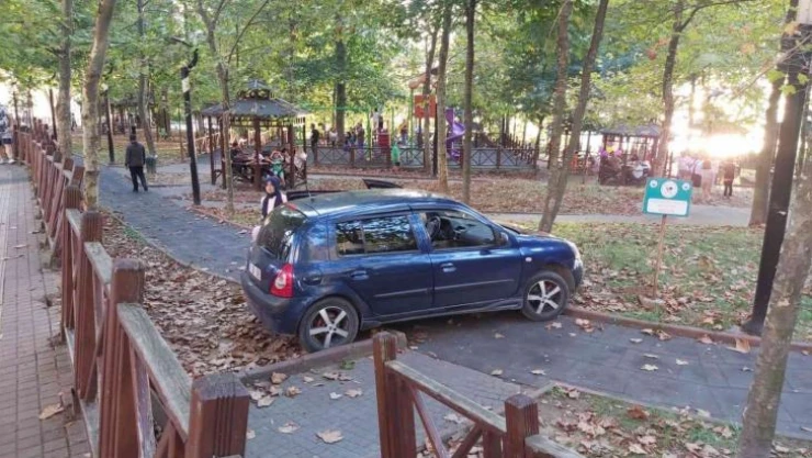 Fren yerine gaza basınca çocuk parkına girdi