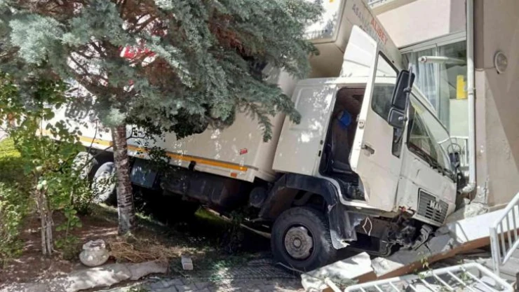 Freni arızalanan nakliye kamyonunun bina boşluğuna düşüş anı kamerada