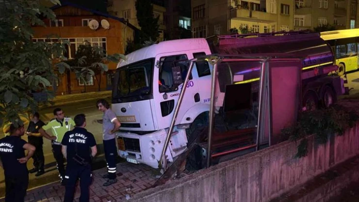 Freni boşalan tanker otobüs durağına daldı