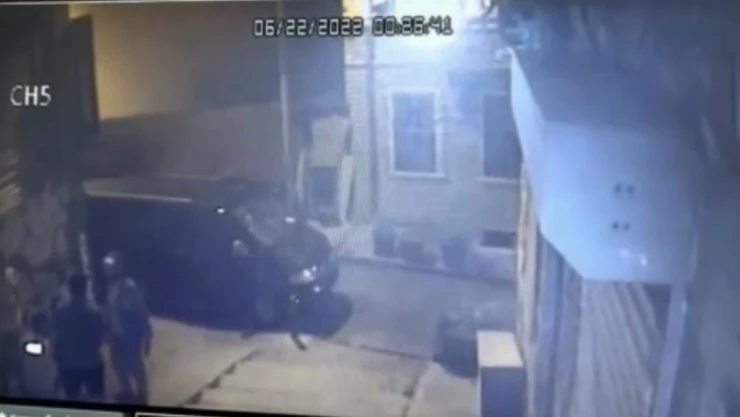 Galata'da akıl almaz kavga kamerada: Alçılı kolla ve falçatayla saldırıp, kulağından ısırdı