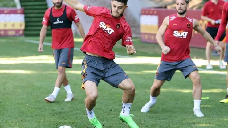 Galatasaray'da yeni futbolcular ilk antrenmanına çıktı