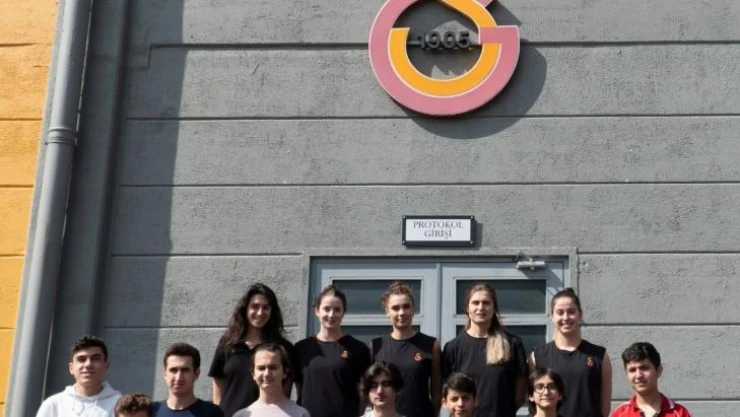 Galatasaray Kadın Voleybol Takımı ile TOÇEV çocukları voleybol maçı yaptı