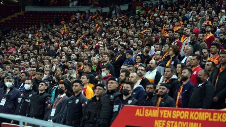 Galatasaray - Karagümrük maçı öncesinde saygı duruşu