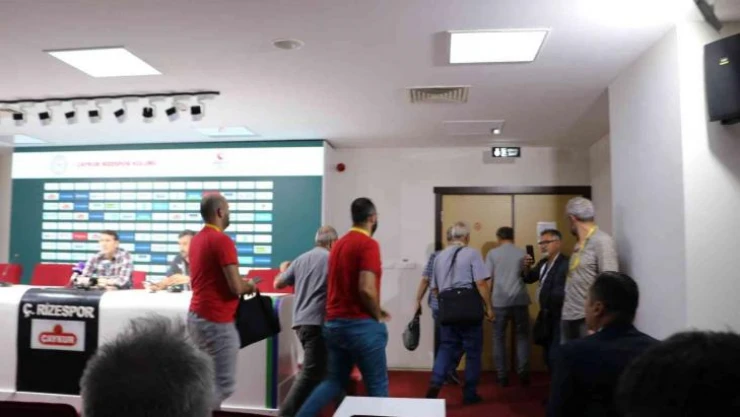 Gazeteciler Bayram Bektaş'ı protesto ederek salondan ayrıldı