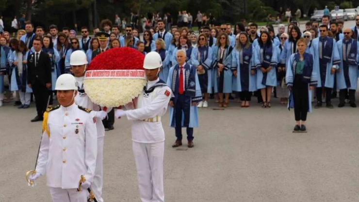 Gazi Üniversitesi Diş Hekimliği Fakültesi'nin mezunları Ata'nın huzurunda