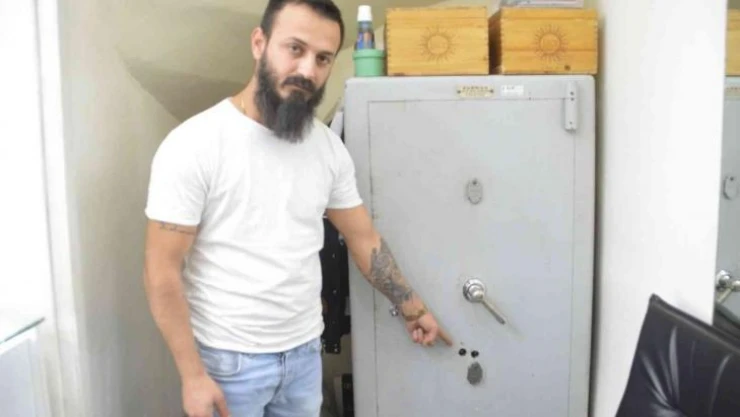 Gaziosmanpaşa'da matkap ile deldikleri kasadan 200 bin lira değerinde saat ve telefon çaldılar