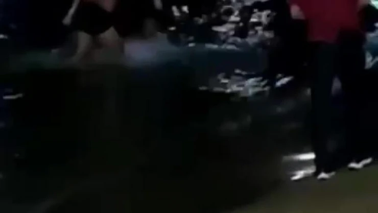 Gece vakti denize girdi, boğulmaktan son anda kurtarıldı