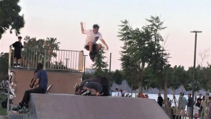 Gençlerden paten rampasına uzanan kızların üzerinde tehlikeli akrobasi