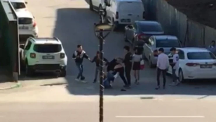 Gençlerin yumruklu kavgası kamerada