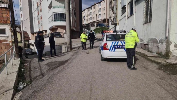 Geri geri gelen aracın altında kalan yaşlı kadın ağır yaralandı