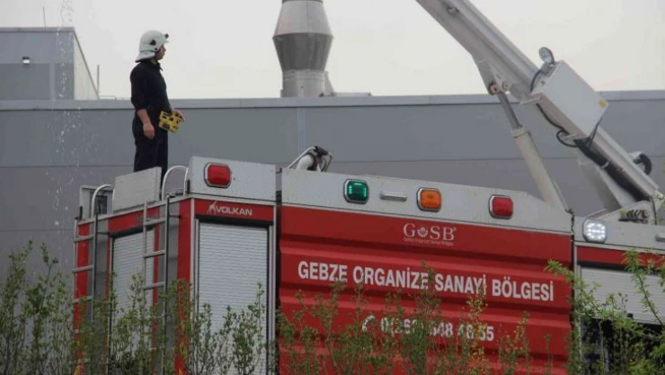 Gıda fabrikasının çatısında çıkan yangın korkuttu