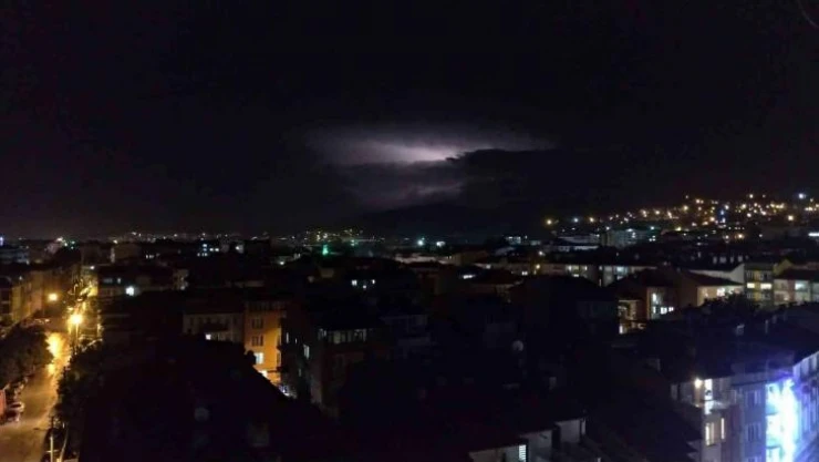 Gökyüzündeki şimşekler görsel şölen oluşturdu