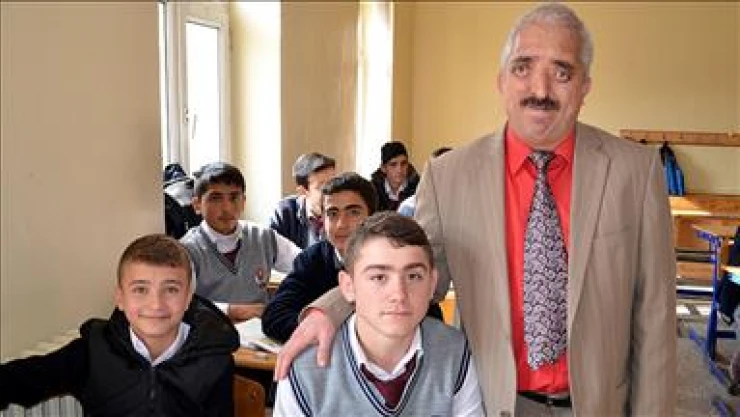 Görme engelini öğrencilerinin desteğiyle aşıyor