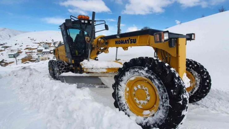 Gümüşhane'nin kapalı köy yollarında hummalı çalışma