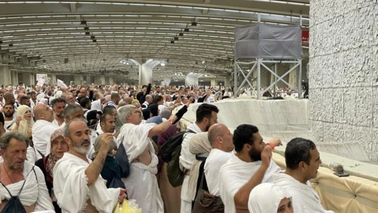 Hacılar Mina'da şeytan taşladı