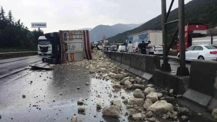 Hafriyat kamyonu devrildi, dolgu malzemeleri yola saçıldı