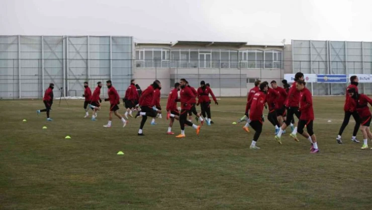Hakan Çalhanoğlu: 'Üçlü savunma sisteminden çok memnunum'