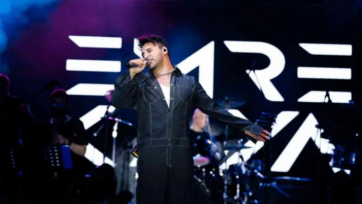 Hasta yatağından kalktı sahneye çıktı