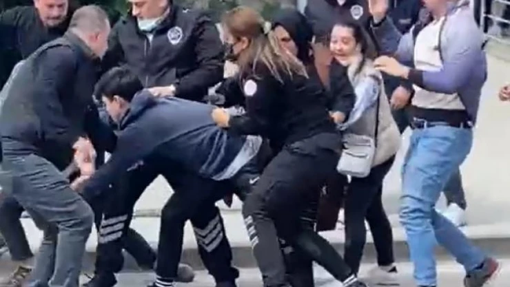 Hastane önünde dört kuzen birbirine girdi