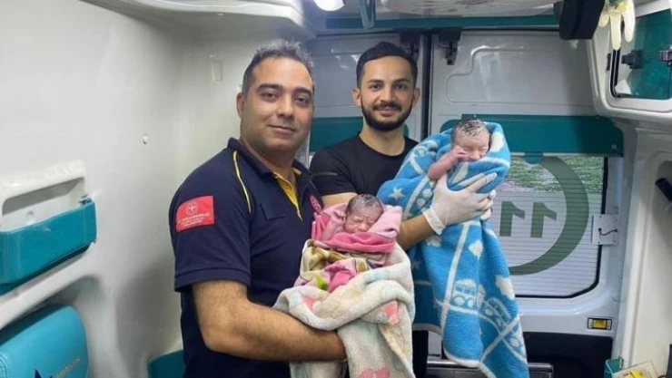 Hastane yolunda ambulansta ikiz bebek dünyaya getirdi