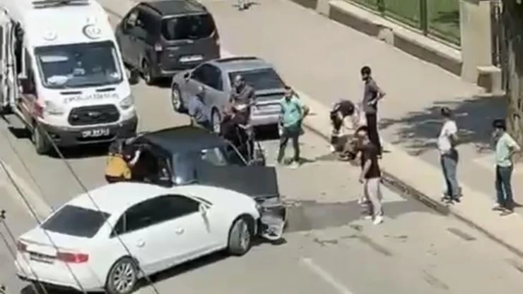 Hatalı sollama kaza getirdi, 2 kişi yaralandı: Kaza anı kamerada