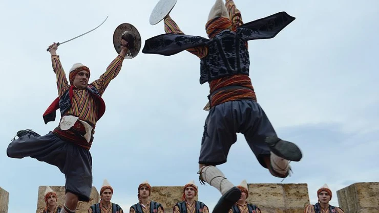 Hayata karşı dik duruşun ifadesi 'kılıç kalkan'