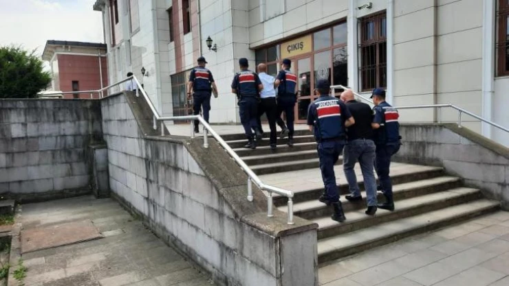 Hem arkadaşını hem kendini yakalattı