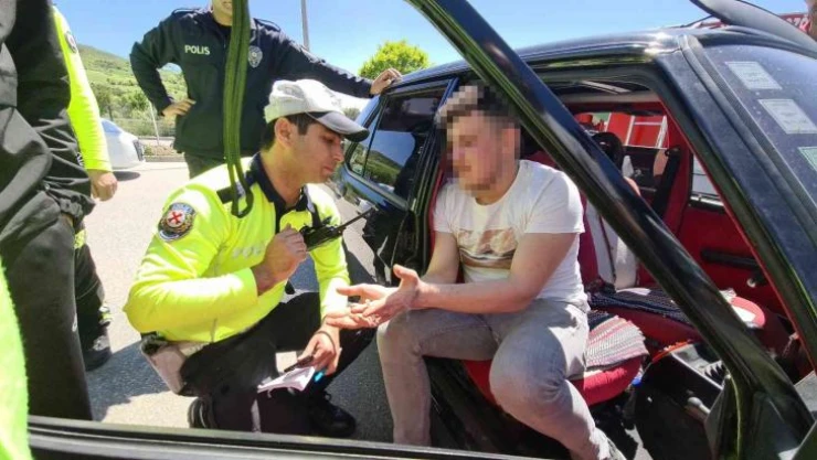 Hem ehliyetsiz hem alkollü üstüne birde film gibi rol keserek sürücü olmadığını iddia etti