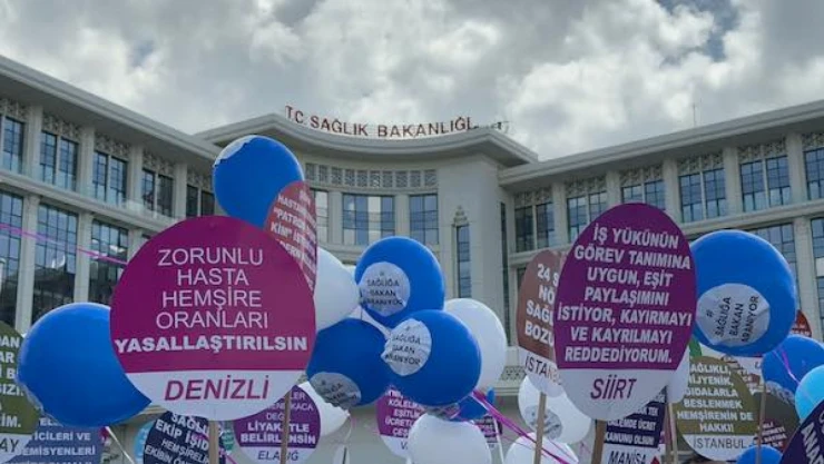 Hemşirelerden protesto: SağlığaBakanAranıyor yazılı balonlar Bakanlık binasına uçuruldu