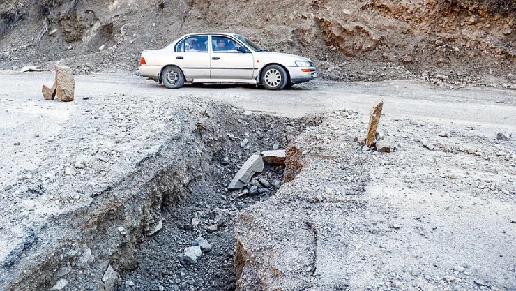Hendekler sürücülere zor anlar yaşatıyor