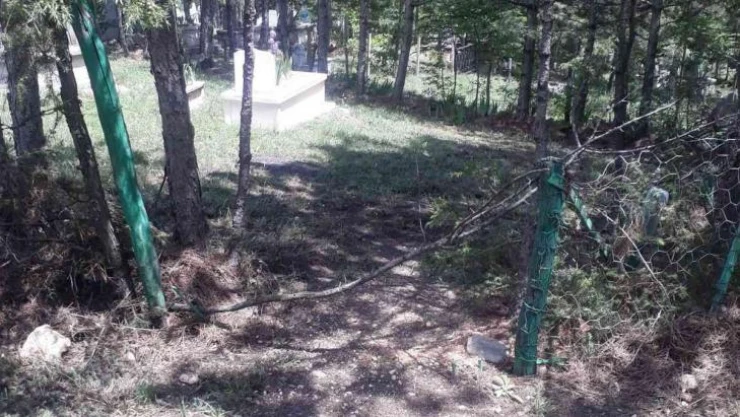 Hırsızlar mezarlığa dadandı