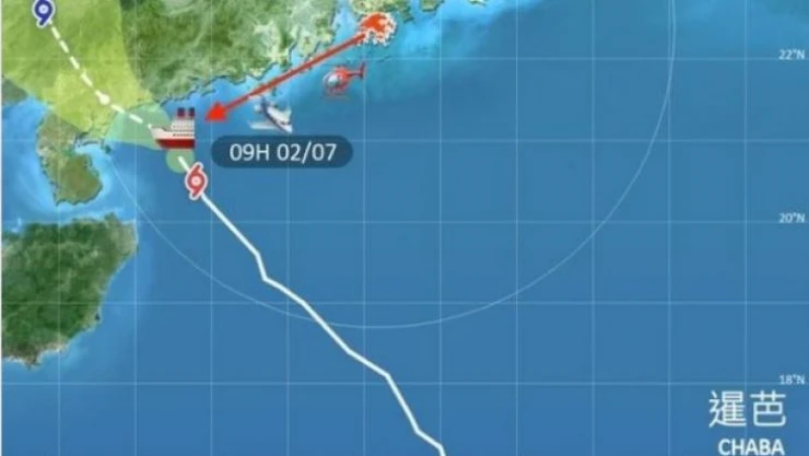 Hong Kong'ta gemi ikiye ayrıldı: Onlarca kişi kayıp