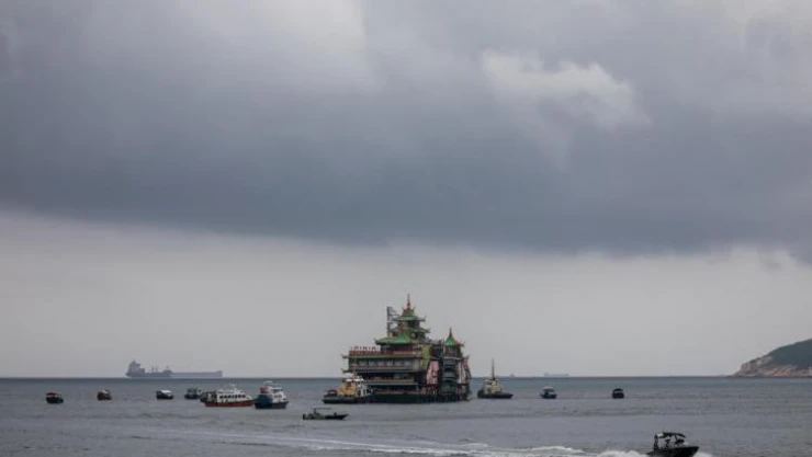Hong Kong'un simgelerinden yüzen restoran Güney Çin Denizi'nde battı