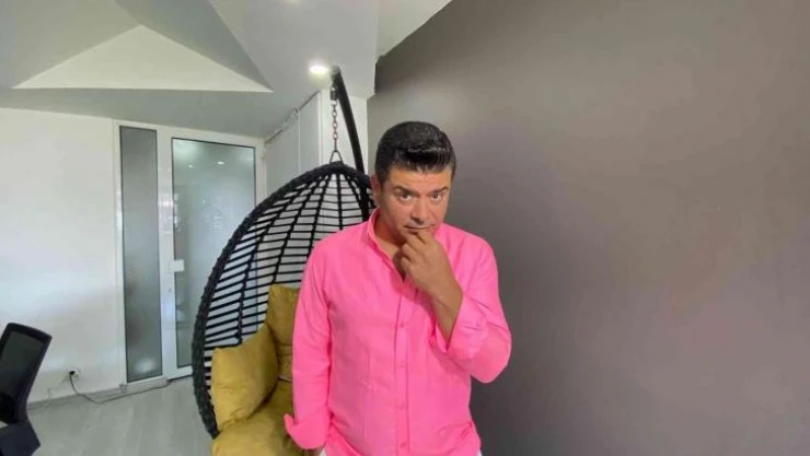 Hülya Avşar hayranlığı şarkı okuttu